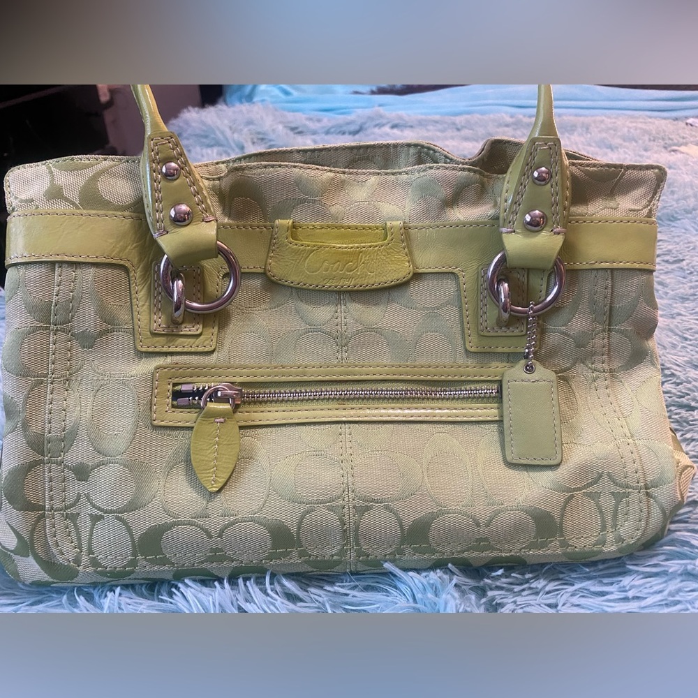 Coach Green Shoulder Bag with Structured Design and Gold Hardware
